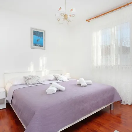Guest house And With Parking Space Kastel Stafilic, - 18673 Kastela